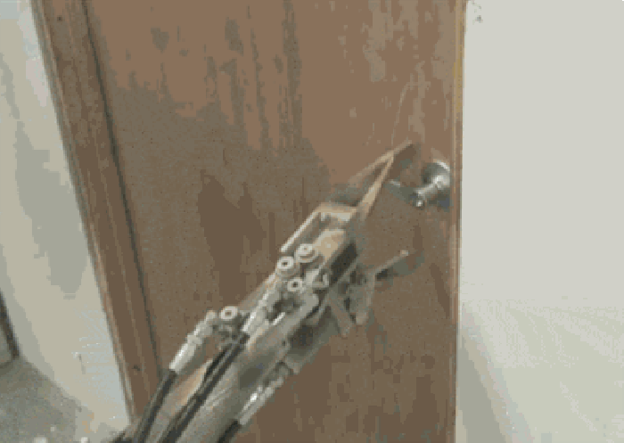 机器人 撞门 进屋 木门