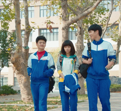 刘昊然 学生装 背包 三个人