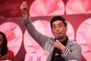 万峰老师 矜持优雅谦虚 举手 激动