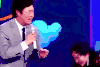 费玉清 西装革履 伸手 神情