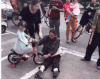 小孩 自行车 人群 安全帽