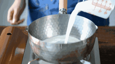 牛奶 倒入锅里 饮品