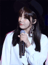 低头 话筒 白色衣服 耳环