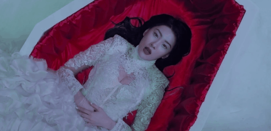 MV 吸血鬼 唱歌 宣美 新娘 棺材 满月 躺