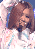 美女 唱歌 摸头发