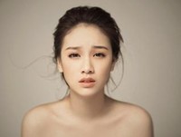 美女 拍照 光着肩膀 皱眉 模特