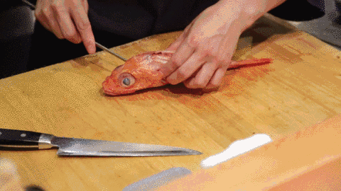 小红鱼  穿上签子  涂抹佐料  火烤