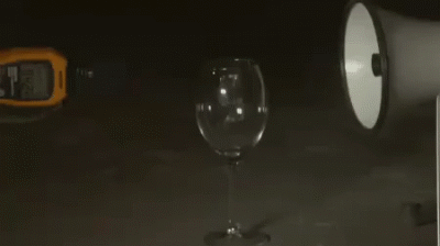 红酒杯 喇叭 砸碎 玻璃