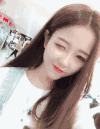 美女 长发 红嘴唇 眨眼睛