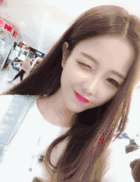 美女 长发 红嘴唇 眨眼睛