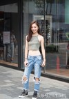 破洞裤 女人 橱窗 背心