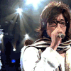 男生 戴眼镜 唱歌 投入