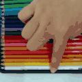 彩色铅笔 转动 标签 手指
