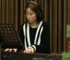 美女 耳麦 弹琴 投入 点头