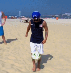 踢球 搞笑 特技 海边 沙滩
