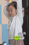 宋民国 白衣服 手放头顶 可爱 萌娃