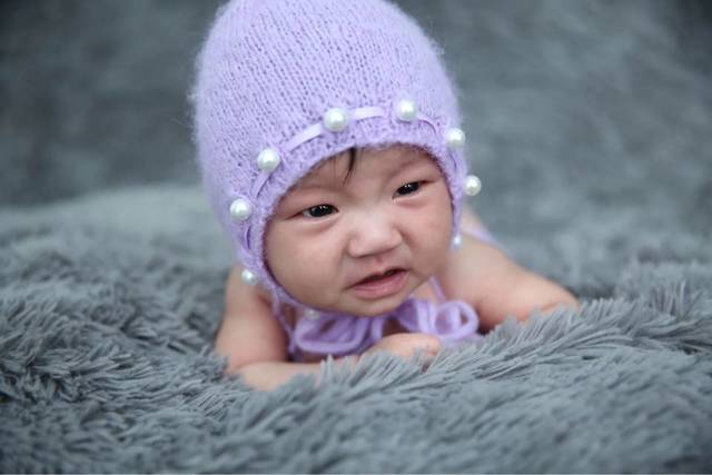 婴儿 帽子 趴着 紫色