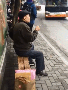 老大爷 坐着 抽烟 公交车 手势 戴帽子