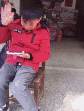 小孩 伤心 玩手机 红衣服