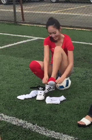 足球场 女生 穿鞋