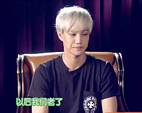 帅哥 金发 椅子 低头