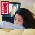 沙发 长发 美女 崩溃