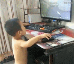 熊孩子 玩游戏 小学生 cf 裸体 贪玩 玩电脑