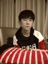 易烊千玺 不开心 严肃脸 眨眼
