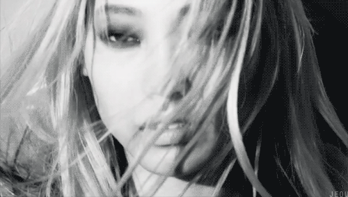 美女 長發(fā) 閉眼 抬頭