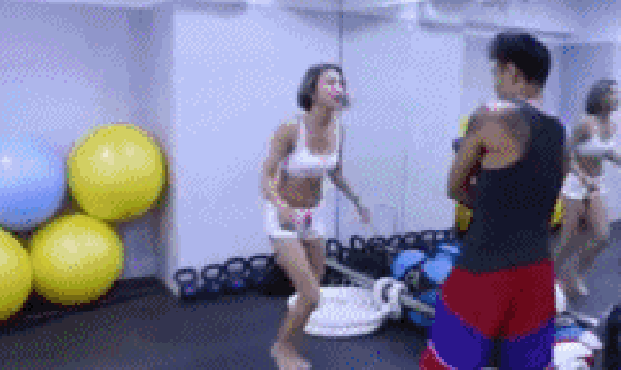 健身 说话 女子 着急