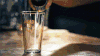 啤酒 冒泡 酒杯 倒