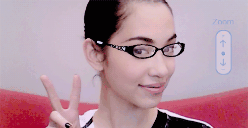 美女 眼镜 卖萌 开心