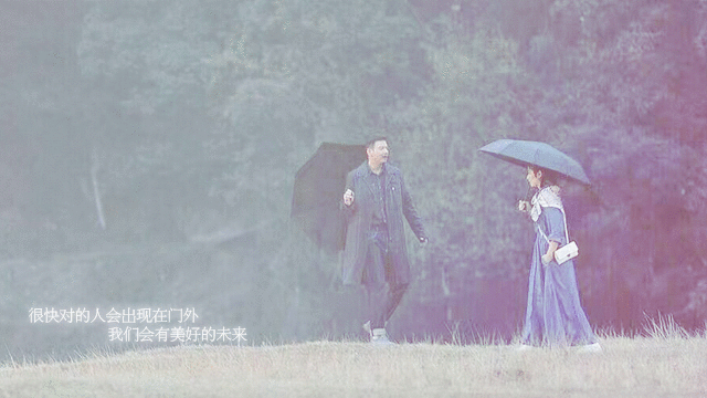 情侣 户外 拥抱 雨伞
