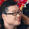 眼镜男 点头 嗨起来