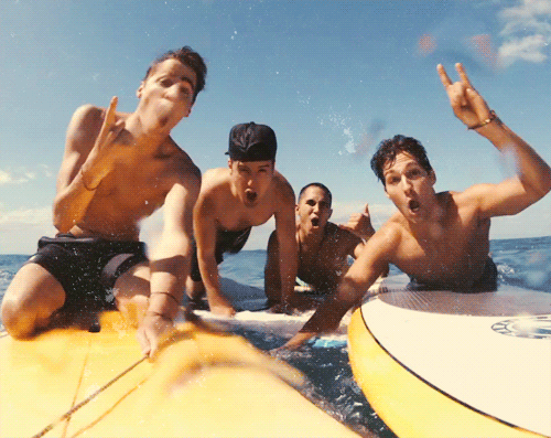 四个男人 冲浪 拍照 手势