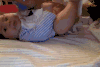 小孩 蓝白色衣服 纸尿裤 毛毯