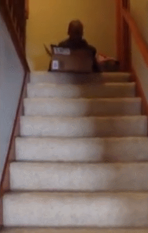 楼梯 摔倒 箱子