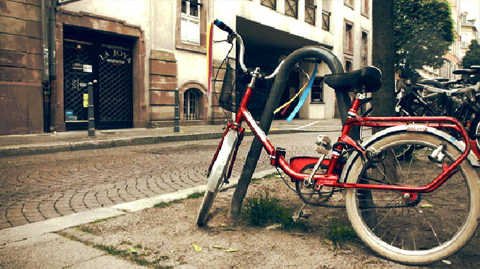 自行车 微风 吹动 街道