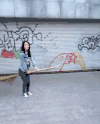 美女 搞怪 笤帚 搞笑