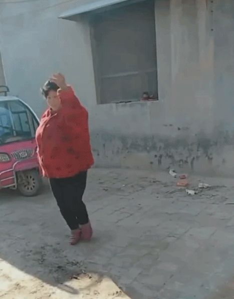 胖胖的大妈 跳舞 红衣服 搞笑 三轮车