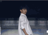 易烊千玺 笑容迷人 转身 灯光