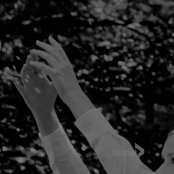 美女 伸手 害羞 長發(fā)