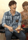 张艺兴 帅哥 大笑 拍腿