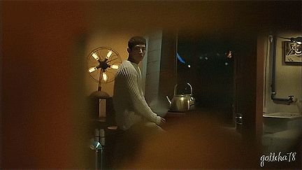 开门 男孩 夜晚 灯光