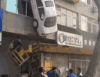 车都上墙了 吊车 观众 轿车
