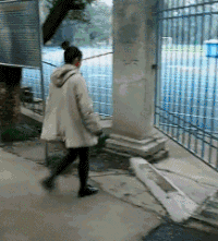 恶搞 钻出去 年轻女子 逗比