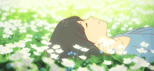 女孩 花朵 围绕 沐浴阳光