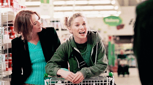 两个女人 比划 推车 在超市