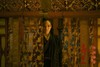 冷漠 观望 窗帘 女人