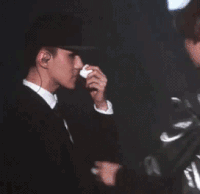 EXO 帽子 舞台 悄悄话